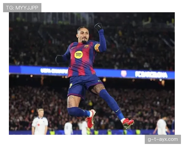 拉菲尼亚训练完顺手给家里泳池换水